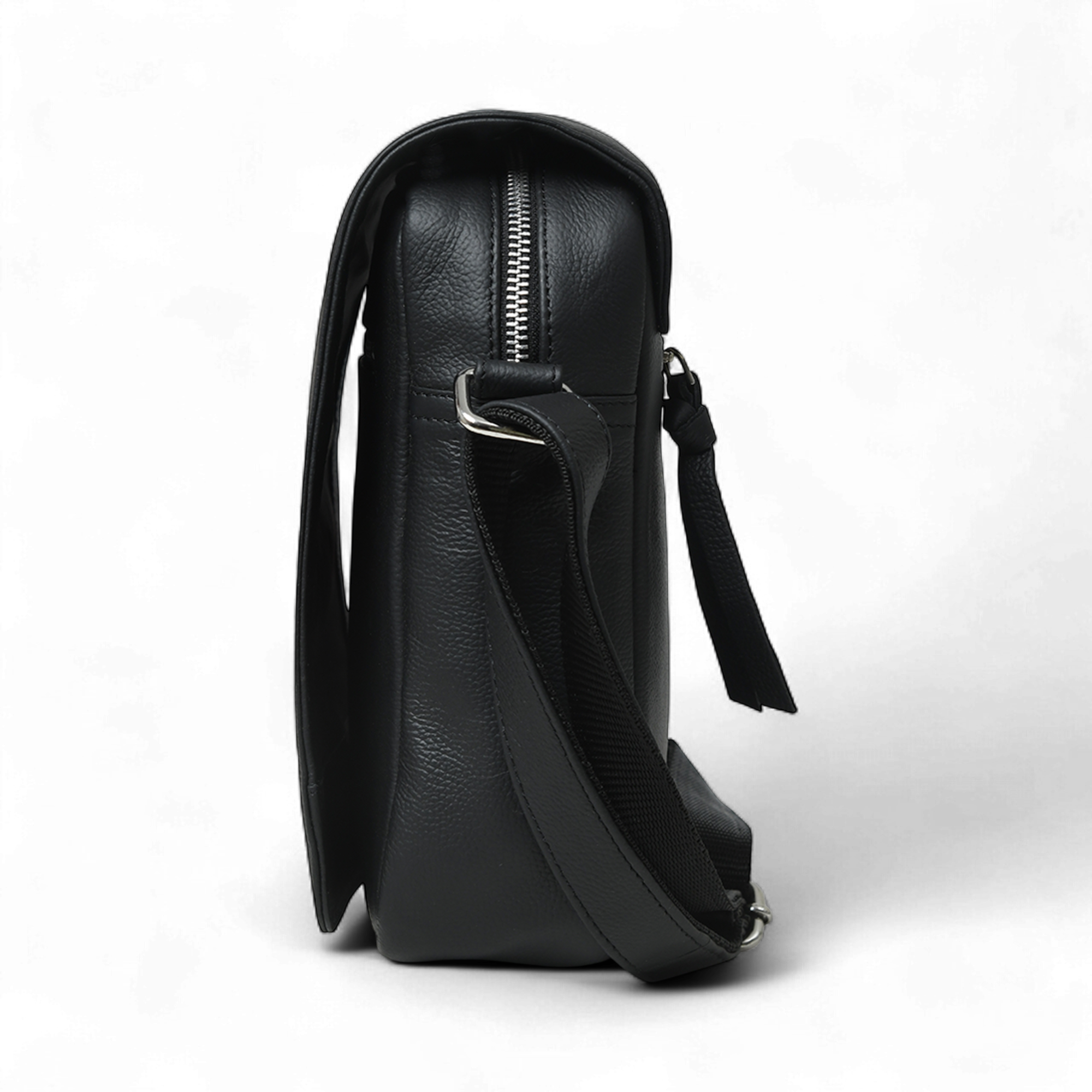 Perinto Leather Messenger Bag Black